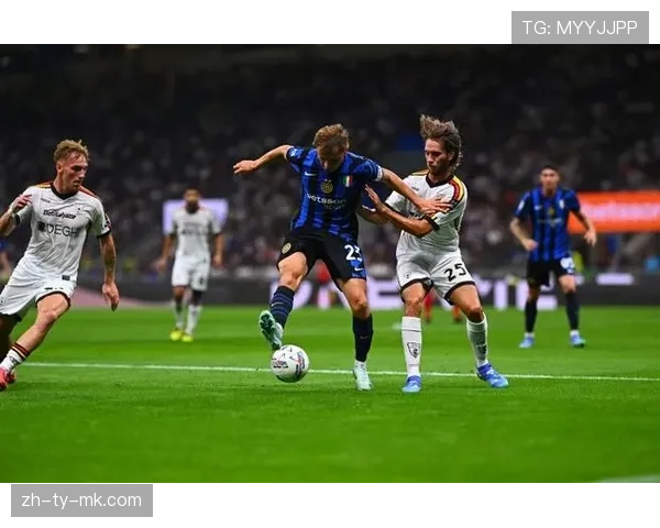 战术通讯：莱切变阵三后卫，成功抵御了国际米兰开场阶段的高位压迫